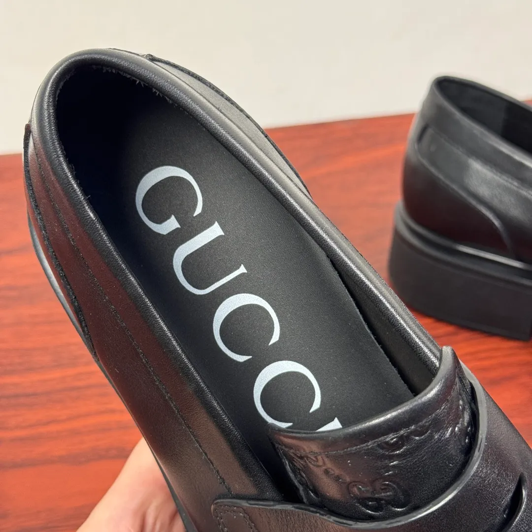 Batch 780 Gucci/Gucci new men's loafers with GG details, thick-soled slip-ons! The design of this men's lace-up shoe is rooted in the brand's heritage. It is carefully crafted from high-quality calfskin/open-edge beaded cowhide/suede cowhide. It is made of various leather types and is embellished with GG printed embossed suede leather details, which pays homage to Gucci's classic monogram. The rubber sole with GG pattern adds a modern touch to the design. Classic and simple sponge cake style design. European and American classic version, full calfskin lining. The overall upper texture is soft. The lining is comfortable and breathable. 2CM thickened soft rubber sole, easy to control. Versatile and stylish on the foot. Available in multiple colors to meet different matching needs. Full package! Size: 39-40-41-42-43-44 leather shoe size (can be customized to 38.45.46) Item number: 7826 Loafers smooth cowhide